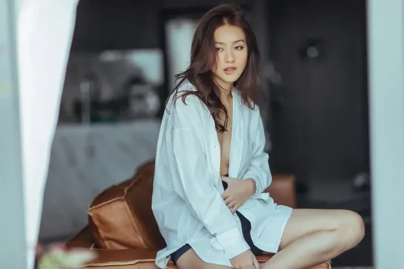 Hình mặc bikini thể hiện sự tự tin và nét đẹp cuốn hút hài hòa