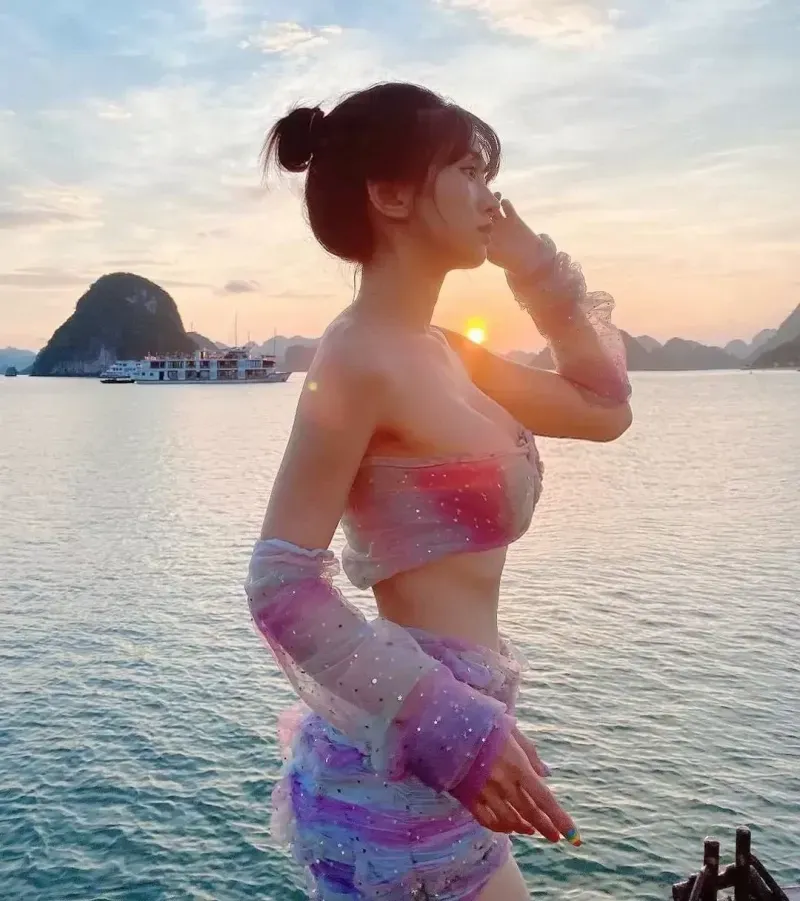 Hình mặc bikini làm nổi bật vẻ đẹp tự nhiên và duyên dáng