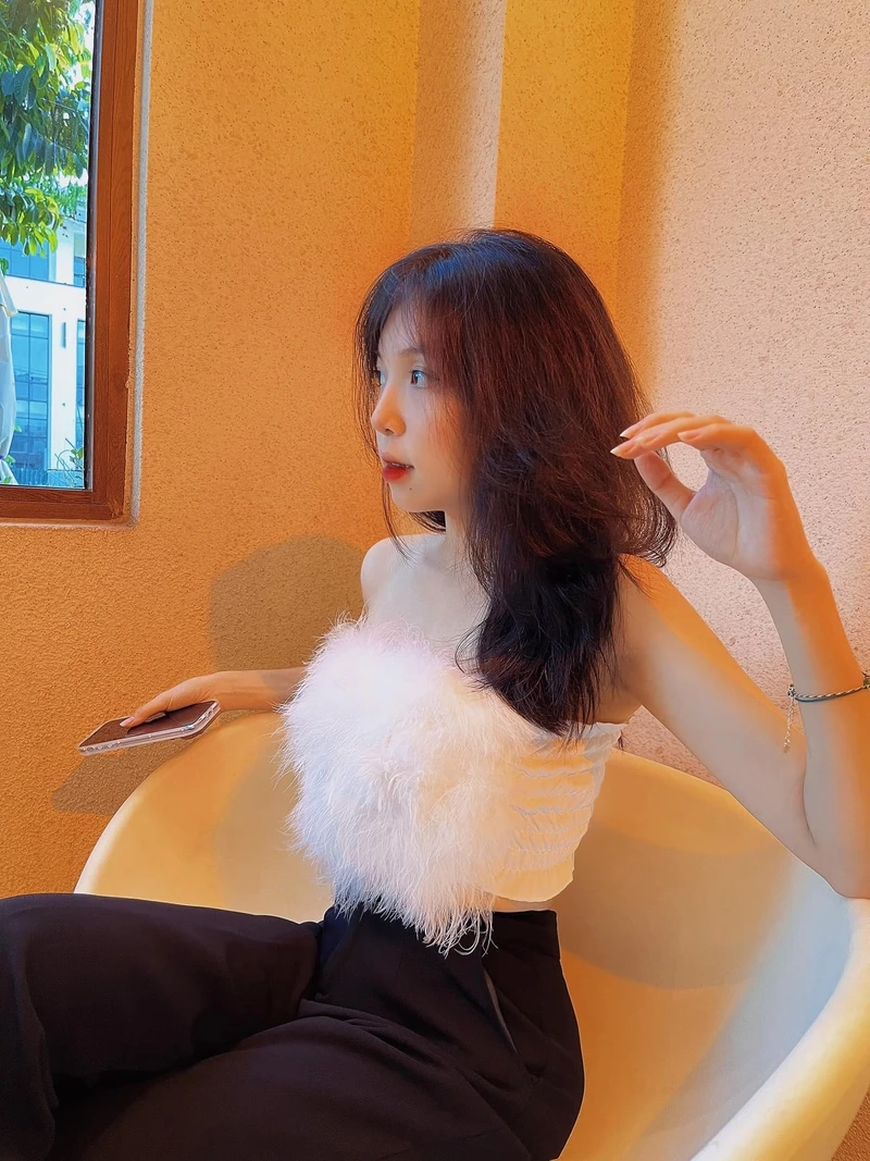 Ảnh gái chụp trước gương với váy ngắn ghi dấu sự trẻ trung