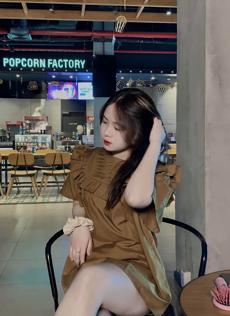 Ảnh gái chụp trước gương với áo crop top toát lên vẻ cá tính