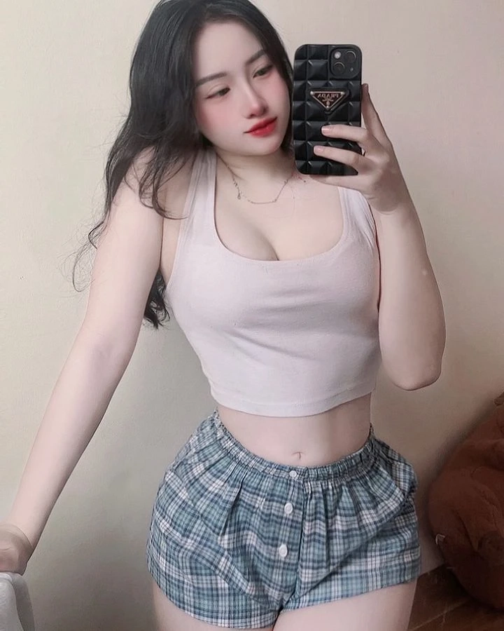 Hình gái Trung Quốc với hoa, tạo cảm giác nhẹ nhàng và tươi tắn