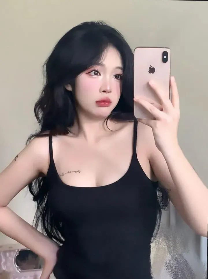 Gái đẹp nhảy tik tok nổi bật với vẻ ngoài quyến rũ, tự nhiên