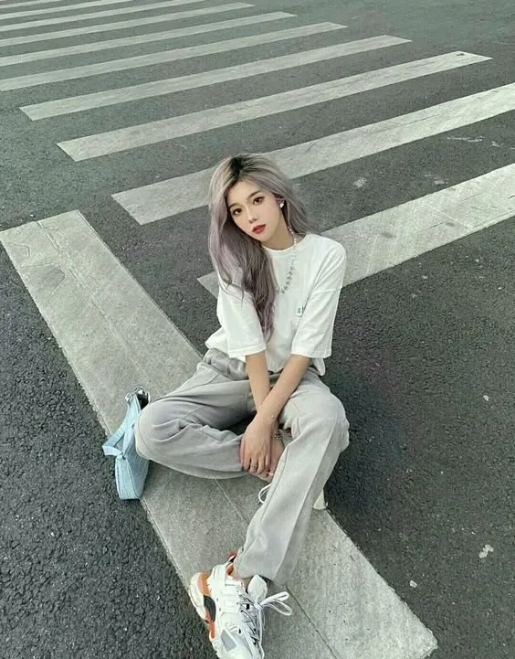 Gái xinh mặc áo hai dây thể hiện nét đẹp nữ tính và cuốn hút