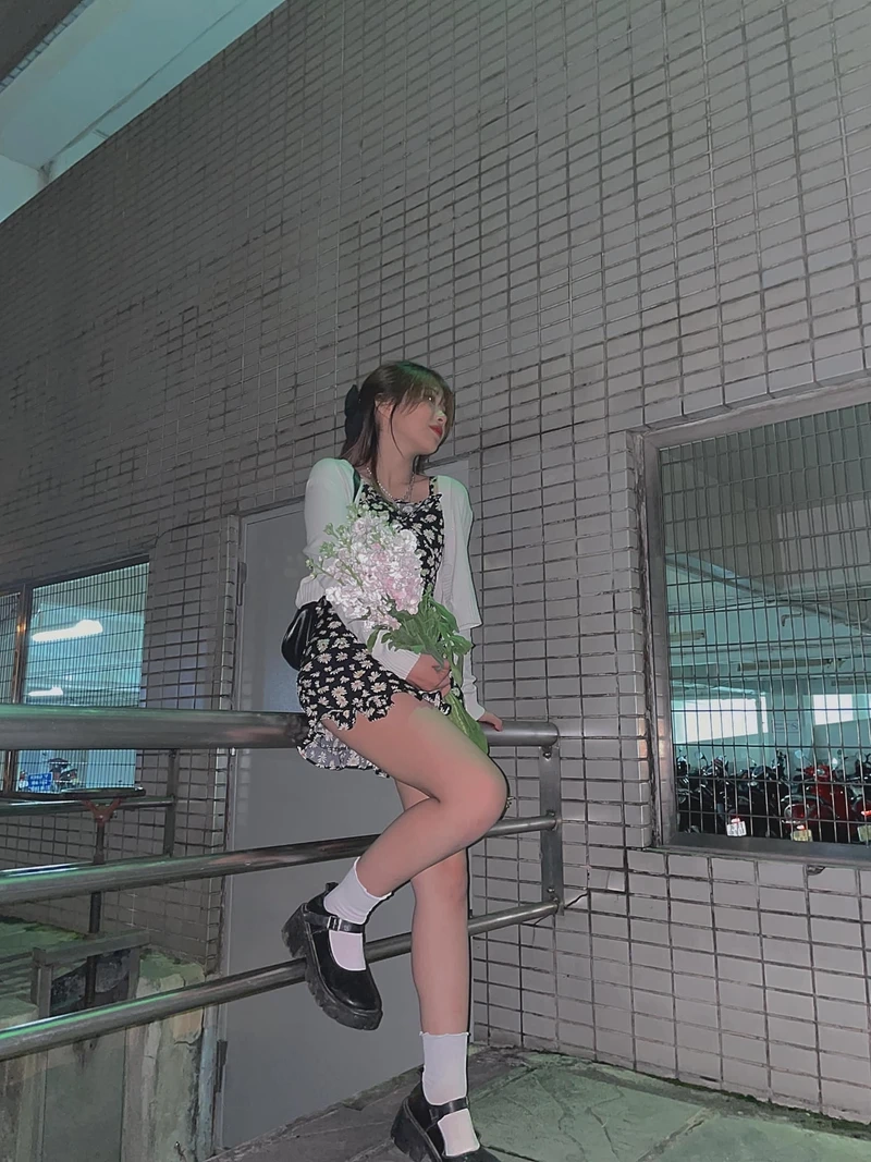 Tư thế chụp ảnh trước gương đẹp giúp bạn nổi bật trong từng khung hình