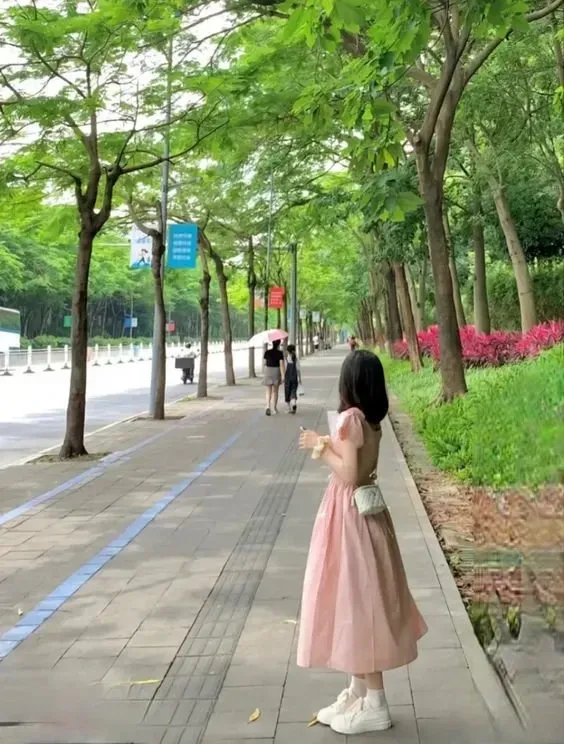 Gái xinh mặc áo hai dây với vẻ đẹp nữ tính và quyến rũ