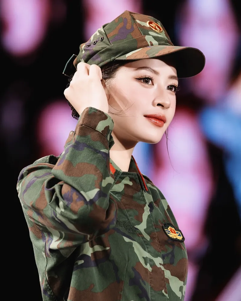 Chi Pu sân khấu biểu diễn hết mình