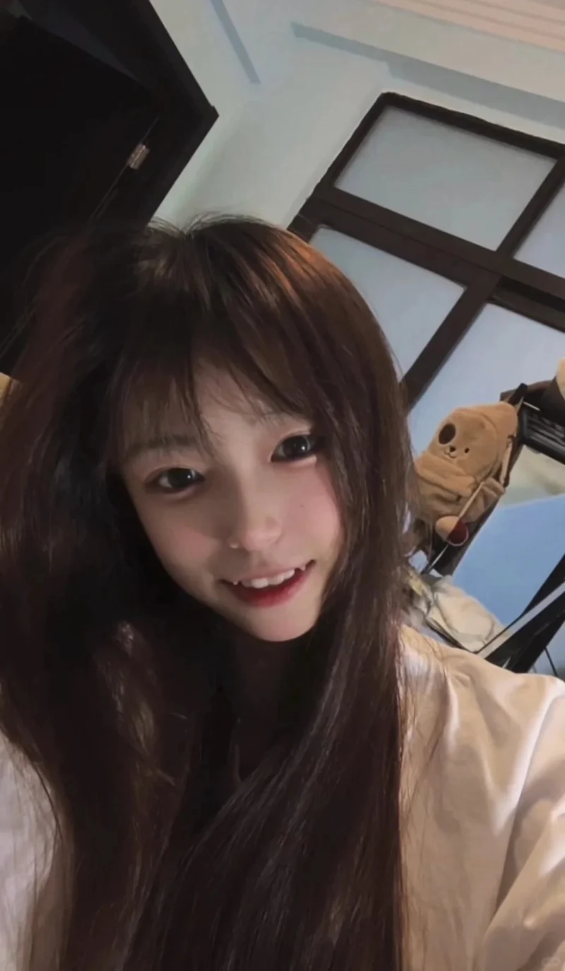 Khoảnh khắc Gái Swaglive răng khểnh chụp ảnh cuốn hút