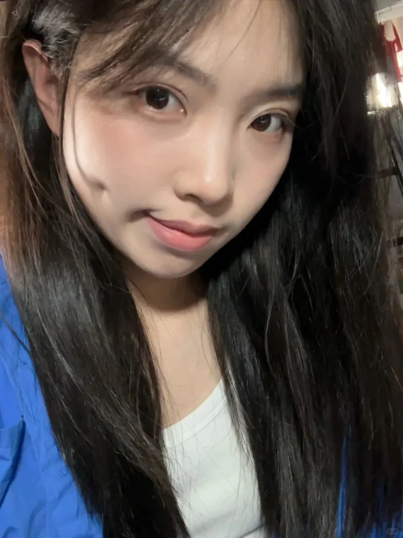 Nụ cười lan tỏa từ Gái má lúm chụp cười tươi