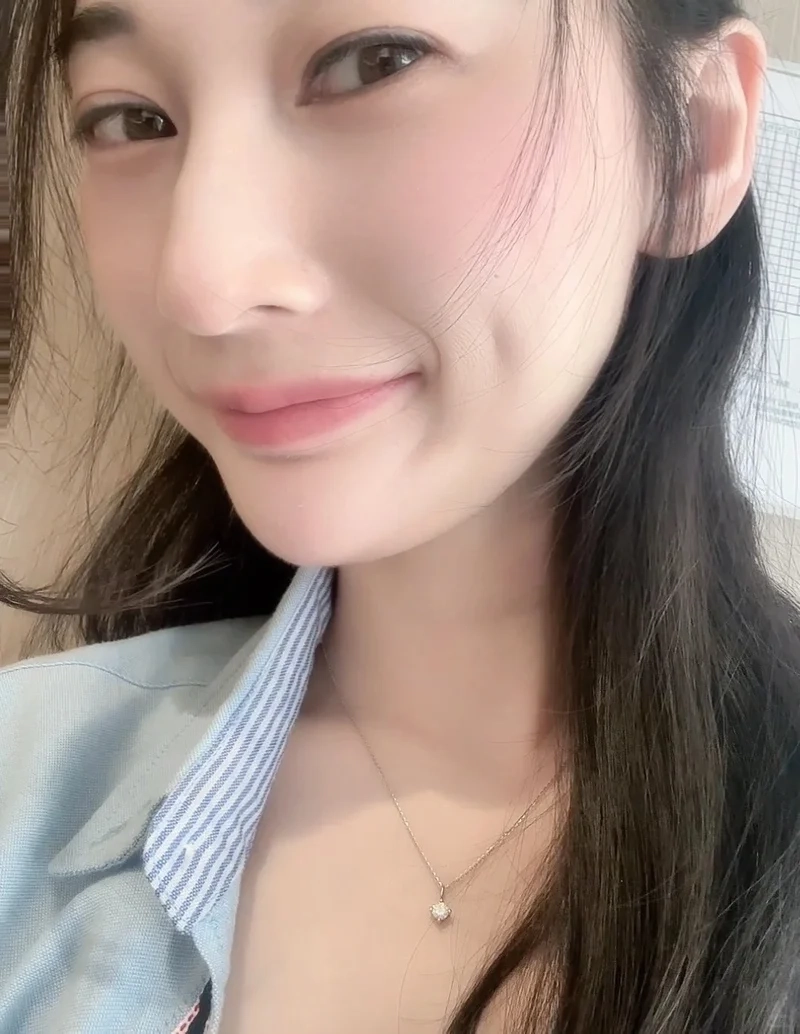 Góc nhìn gần gũi của Gái má lúm ảnh đời thường