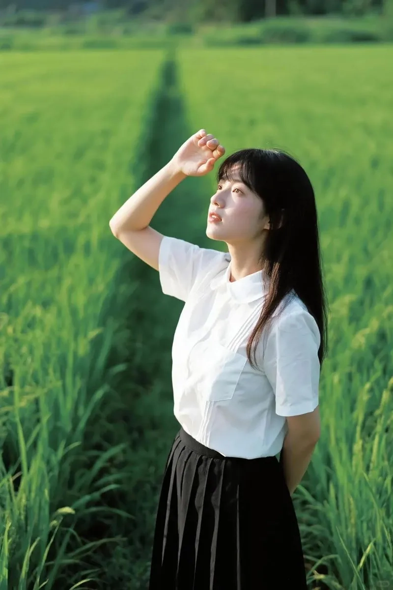 Cảnh gái nông thôn tắm sông mát