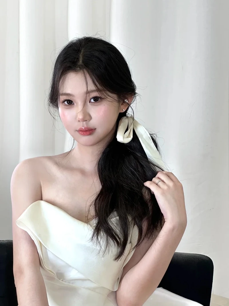 Ngắm ngay gái xinh buộc tóc thấp dịu dàng nổi bật