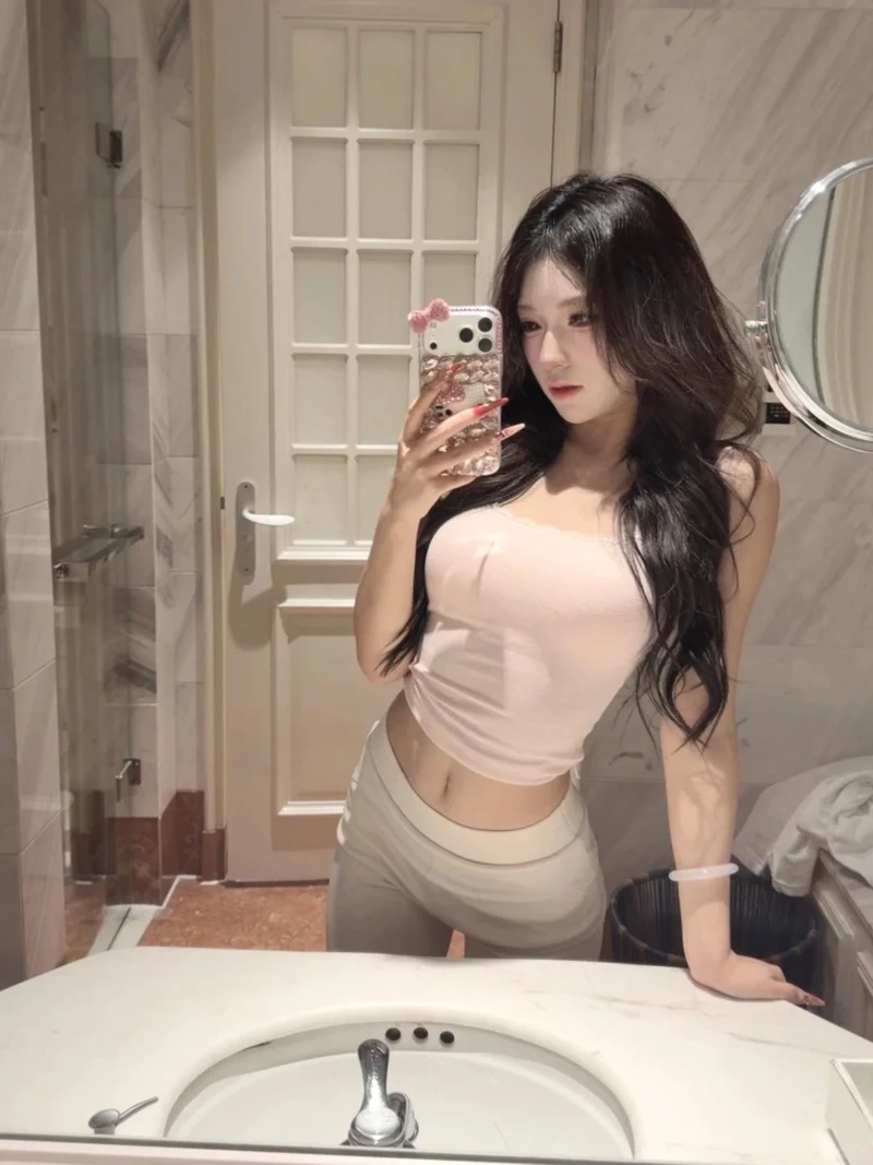 Bộ ảnh gái xinh selfie trước gương cực hút mắt