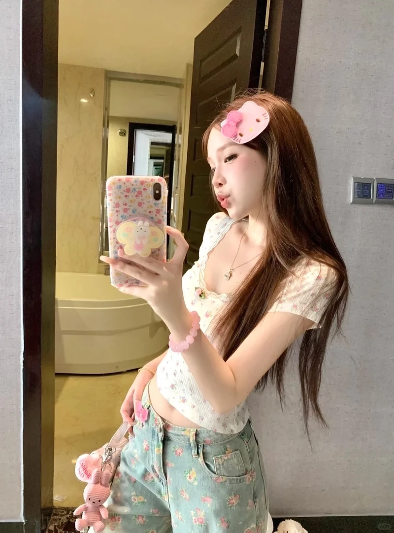 Gợi ý gái xinh chụp gương outfit đẹp siêu cuốn hút