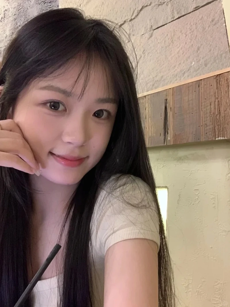 Ngắm gái xinh 2k4 tóc dài dịu dàng nổi bật