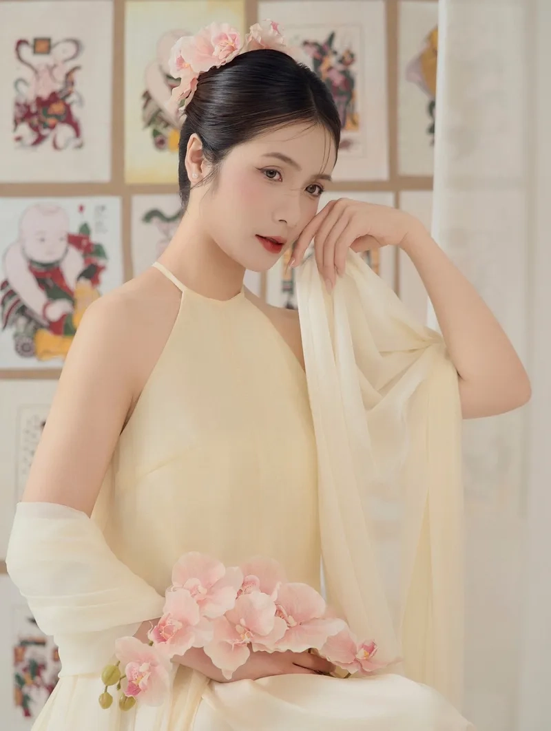 gái xinh mặc yếm đẹp rạng rỡ ở hồ sen