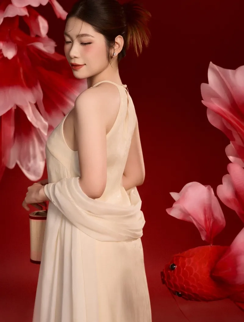 gái xinh yếm sexy khoe lưng quyến rũ