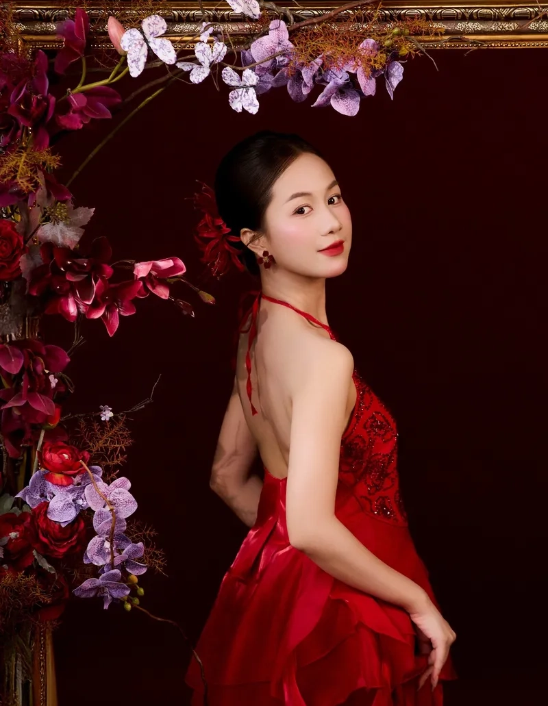 gái xinh yếm dễ thương cười tươi xinh xắn