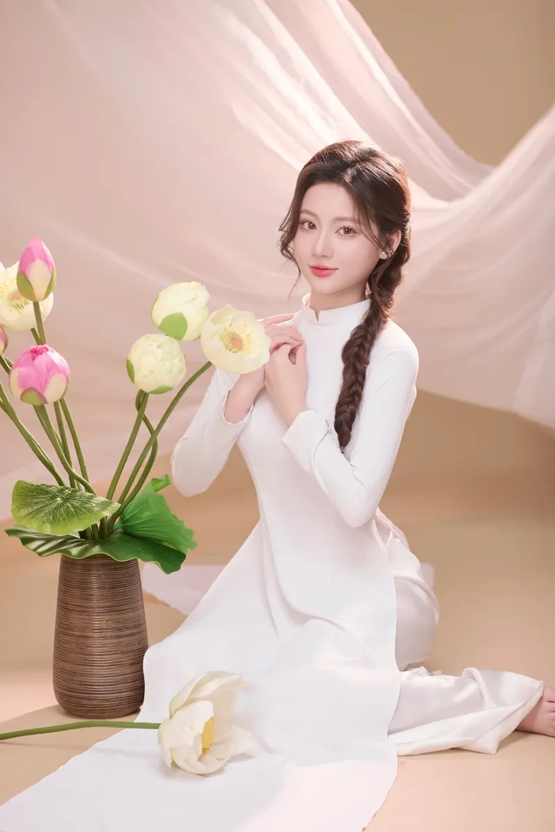 Gái xinh Swaglive Idol Hà Nội mặc áo dài trắng tinh khôi